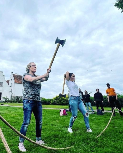 Kasta yxa, en av många trevliga teambuilding aktiviteter hos RA Äventyr i Skåne.